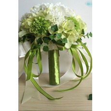 Grüne und weiße Match Ball Seide Chrysantheme Braut hält Blumen