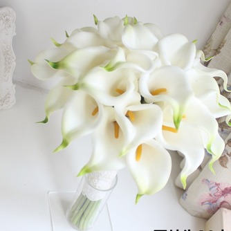 Die Braut hält eine Simulation Calla Lilie Blume Blumenstrauß Brautjungfer Blume Blumenmädchen hand - Seite 1