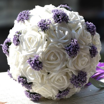 Weiße Brautsträuße der holding ein Hochzeitsgeschenk Hochzeit Bouquet Geschenk rein manuelle simulation - Seite 1